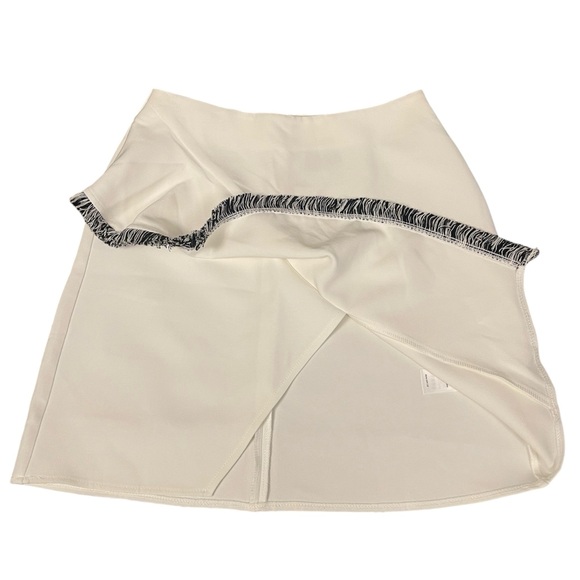 NWT ASOS Wrap Style A-Line White Skirt with Black & White Fringe Detail Size 4 - Picture 3 of 5